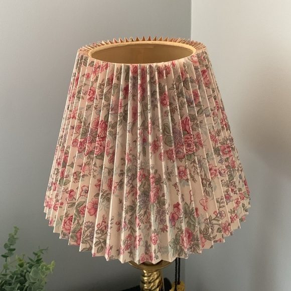 Vintage brass table lamp with vintage lampshade floral cottage core traditional - Picture 8 of 15